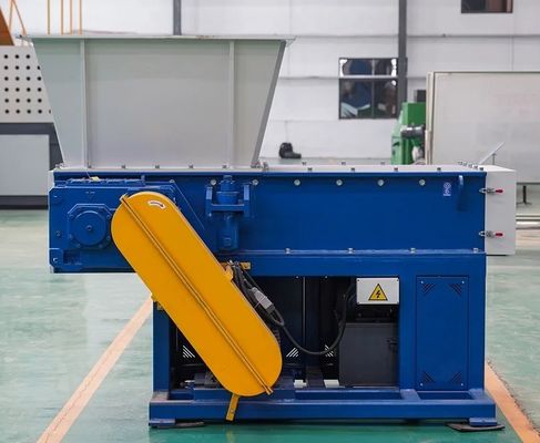 Potente tritatore a singolo albero per rifiuti alimentari di plastica da cucina in officine di riparazione di macchinari