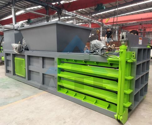 Densità di fascio cliente 2300 KG idraulica orizzontale macchina di fasciatura in alluminio con trasportatore