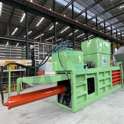 Densità di fascio cliente 2300 KG idraulica orizzontale macchina di fasciatura in alluminio con trasportatore