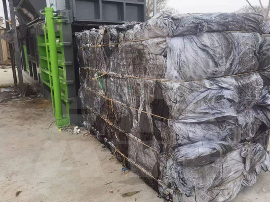 Operazione automatica Pressa di imballaggio di rifiuti di cartone per bottiglie di plastica Indumenti per animali domestici
