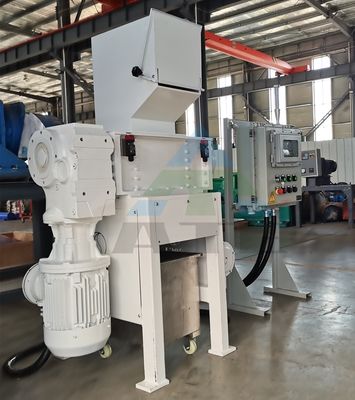 Versatile frantumatore a quattro assi per il riciclo del legno metallico e della plastica in vari settori industriali