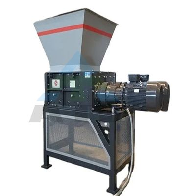 Versatile frantumatore a quattro assi per il riciclo del legno metallico e della plastica in vari settori industriali