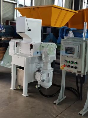 Versatile frantumatore a quattro assi per il riciclo del legno metallico e della plastica in vari settori industriali