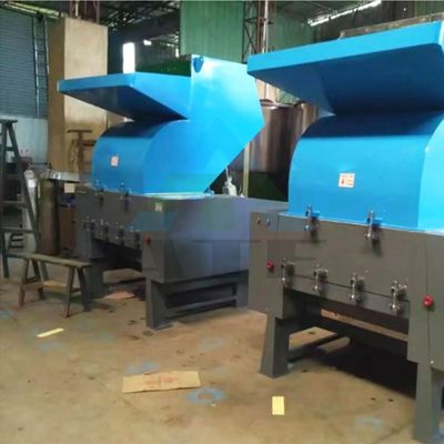 Fabbricazione di macchine per la frantumazione di rifiuti di plastica