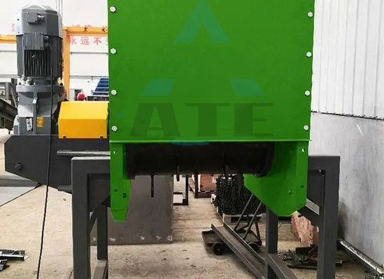 Apri sacchetti di plastica per negozi di materiali da costruzione dopo la manutenzione sul campo