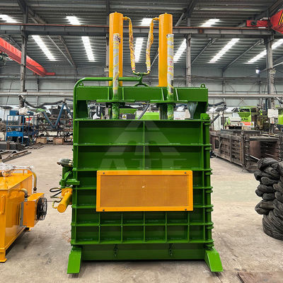 650 KG Vertical Baler Soluzione duratura per i rifiuti di carta pneumatici gomma e plastica dura