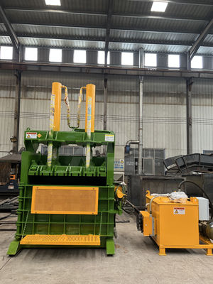 650 KG Vertical Baler Soluzione duratura per i rifiuti di carta pneumatici gomma e plastica dura
