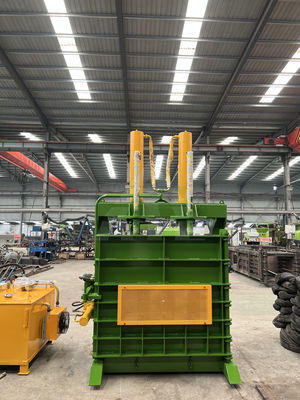 650 KG Vertical Baler Soluzione duratura per i rifiuti di carta pneumatici gomma e plastica dura
