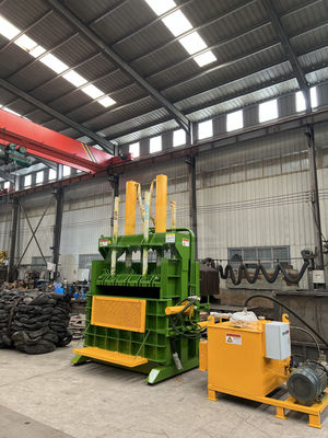 650 KG Vertical Baler Soluzione duratura per i rifiuti di carta pneumatici gomma e plastica dura