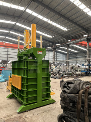 650 KG Capacità di plastica Bottle Bag Cann Waste Baler Machine per il cliente Bale Densità