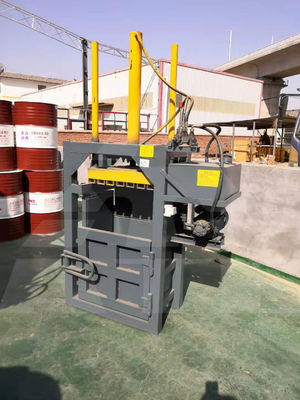 650 KG Capacità di plastica Bottle Bag Cann Waste Baler Machine per il cliente Bale Densità