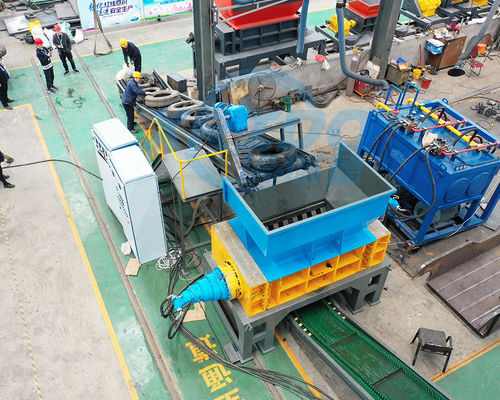 Industria del riciclaggio Tire Shredder Machine per pneumatici a filo 2200 kg Peso Progettazione durevole