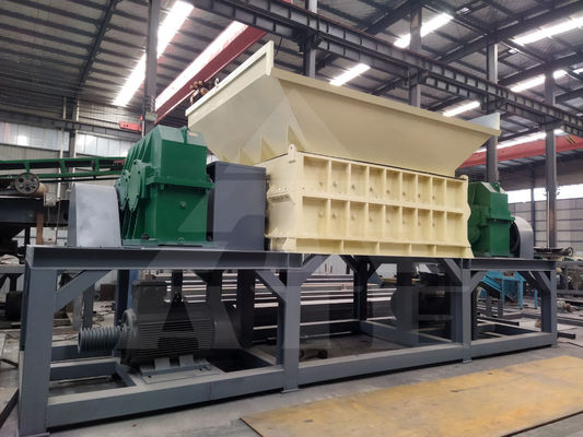 Trituratore automatico a doppio albero a due alberi per il riciclaggio di rottami di tubi metallici