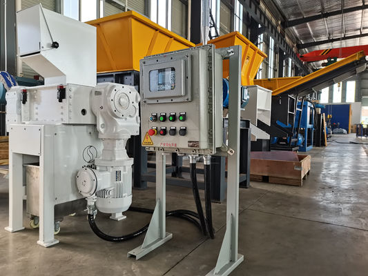 Crusher di scarti di metallo a quattro alberi per la manipolazione dei rifiuti multifunzionali