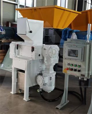 Dispositivo per la rottura di rifiuti di metallo e plastica a quattro assi