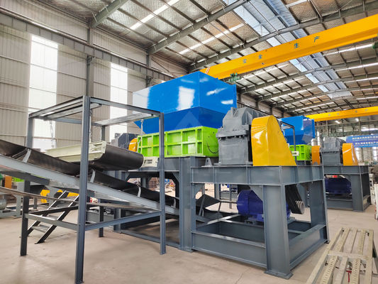 Poltrone di plastica Scrap Crusher di metallo Trinciatore con motore Famosa Double Shaft Trinciatore di schiuma