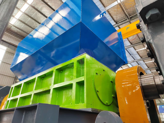Poltrone di plastica Scrap Crusher di metallo Trinciatore con motore Famosa Double Shaft Trinciatore di schiuma